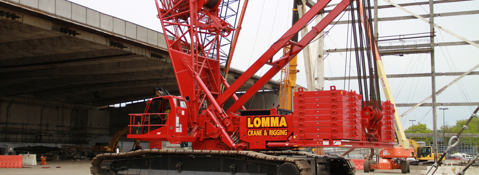 Red Lomma Crane in Action